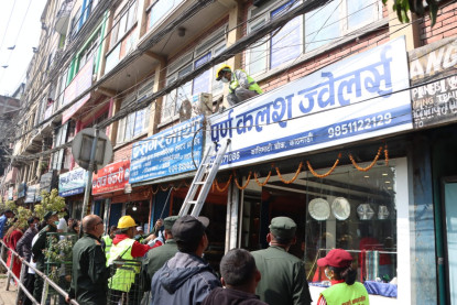 अनधिकृत परिचय पाटी हटाउँदै काठमाडौं महानगर